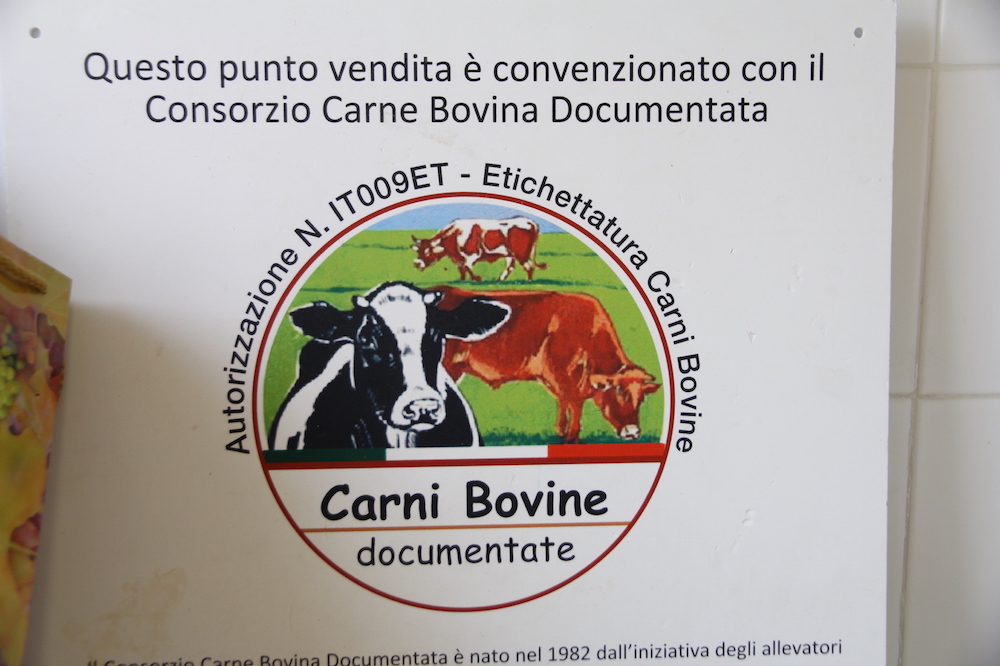 Na każdej etykiecie znajduje się certyfikat oraz dane rolnika, łącznie z numerem gospodarstwa.