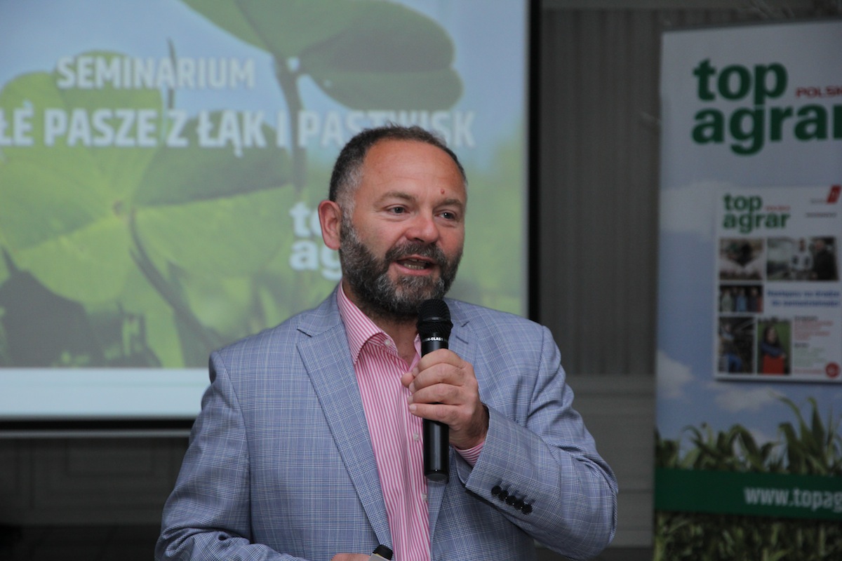 Karol Bujoczek, redaktor naczelny "top agrar Polska" wita zgromadzonych gości w Choroszczy k. Białegostoku