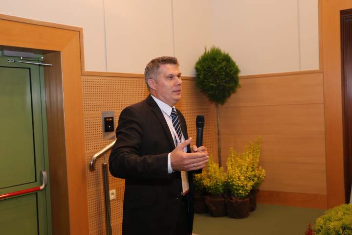 dr Artur Jabłoński - moderator konferencji.