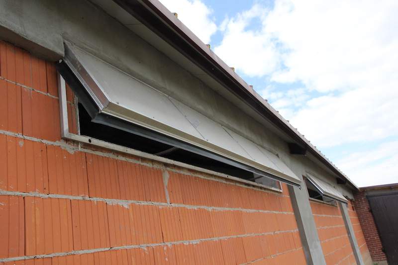 W bukaciarni zastosowano nawiewy w postaci uchylnych dołem okien. Dzięki temu zimne powietrze zasysane przez ciąg powietrza jest unoszone i nie opada na zwierzęta znajdujące się w pobliżu otworów nawiewnych