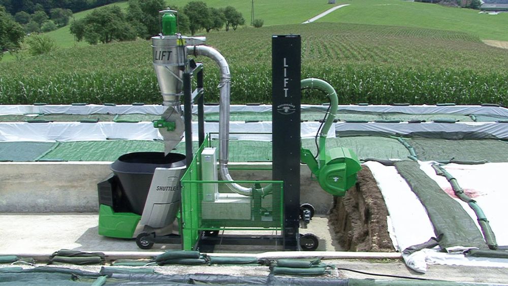 Robot silosowy Lift pobiera kiszonkę z pryzmy po czym pneumatycznie podaje do Shuttle Eco.