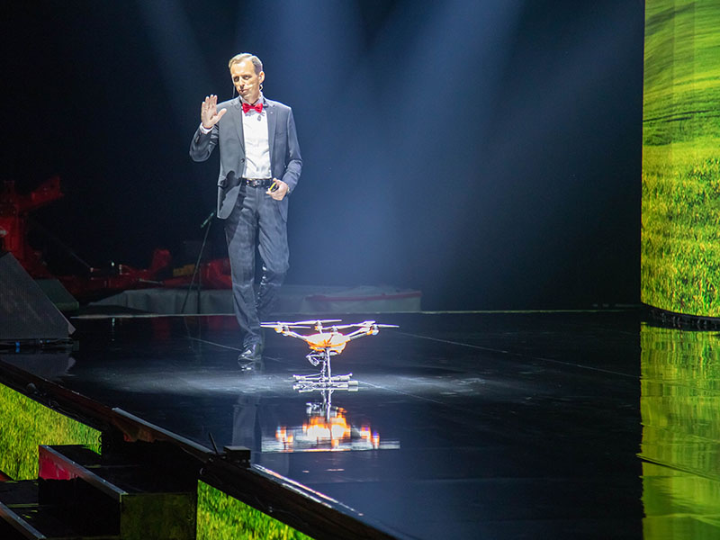 Artur Szymczak ruchem ręki „posadził” drona na scenie.