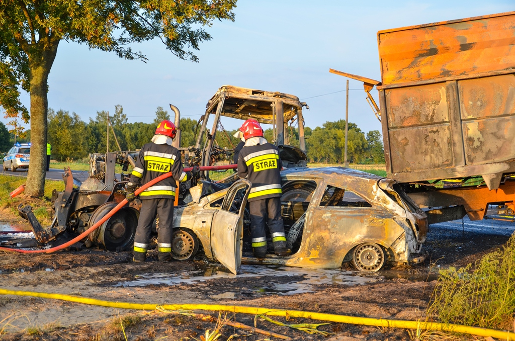 W wyniku zderzenia auta osobowego z ciągnikiem oba pojazdy stanęły w ogniu.