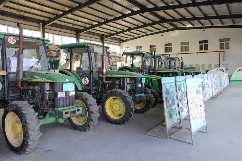 Maszyny i traktory w różnym wieku i na małe oraz duże pola
