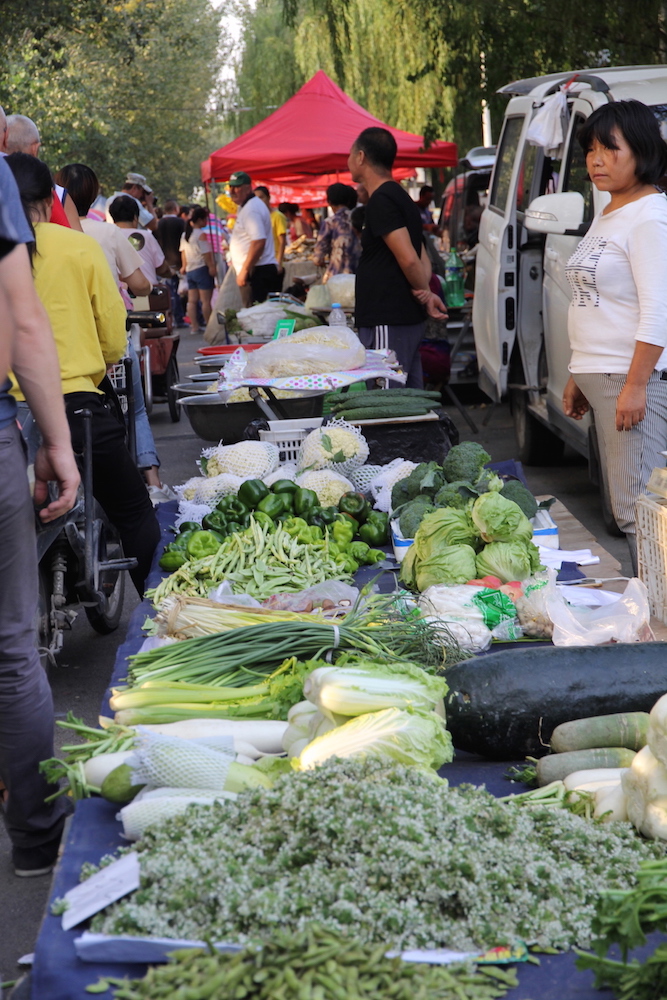Na targu można kupić najróżniejsze owoce i warzywa oraz produkty bezpośrednio wytworzone nawet na targowisku. Nie brakuje też sprzedawców mocniejszych trunków.