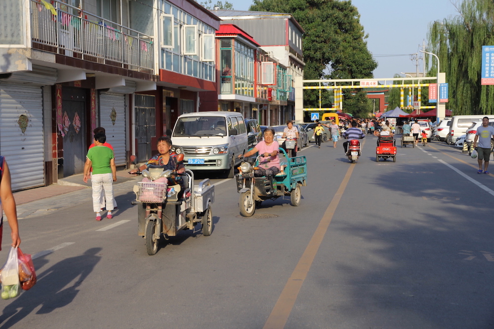 W tym wielkim kraju każdy musi się jakoś poruszać, jedni samochodami inni – zwłaszcza na wsi – na małych trójkołowcach z paką, rowerach i skuterach.