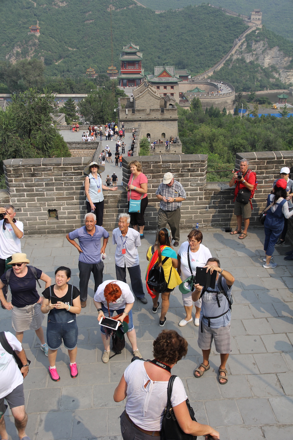 Wielki Chiński Mur biegnie w terenie górzystym chroniąc państwo chińskie przed najeźdźcami z północy.