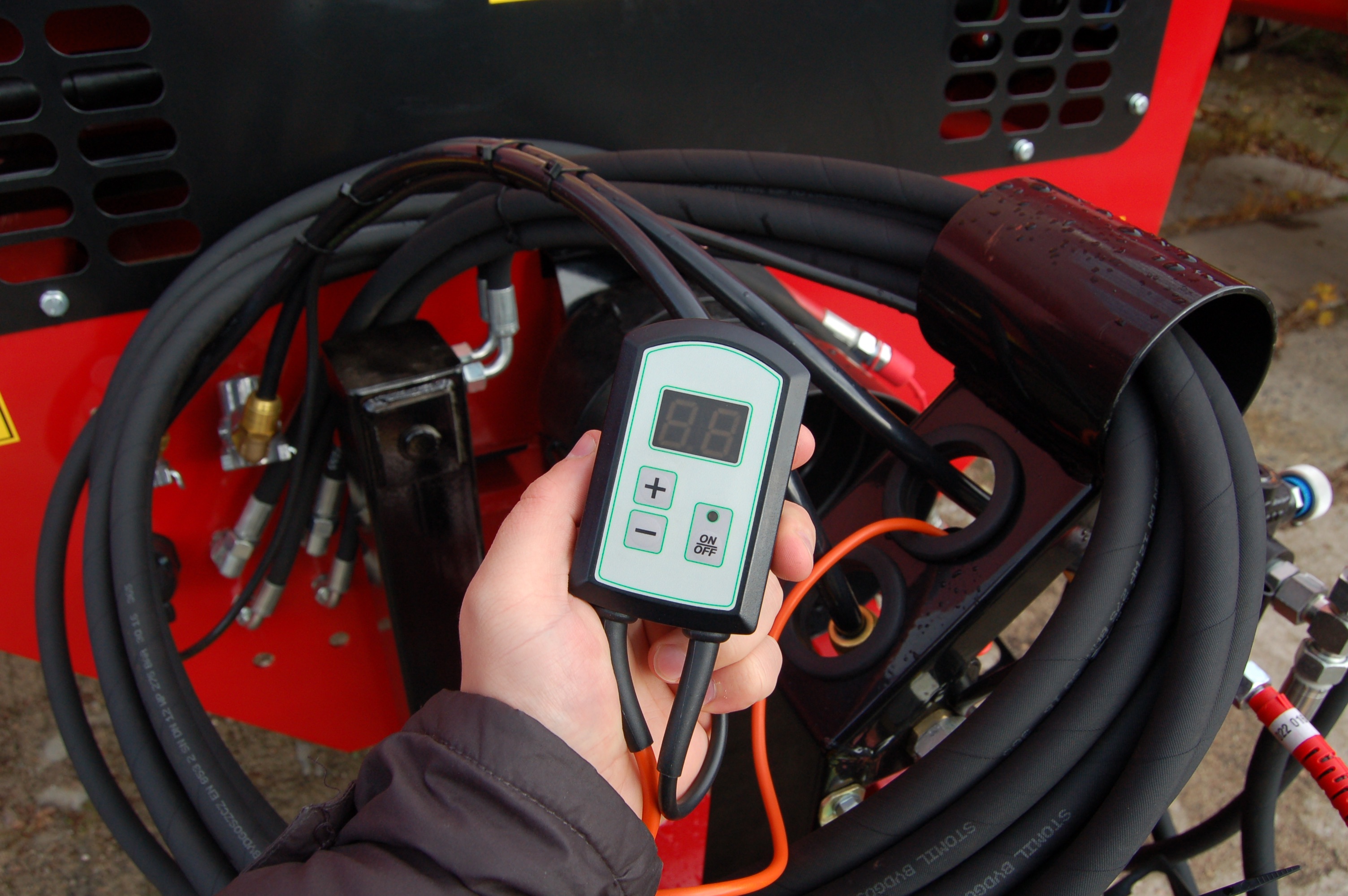 W nowej serii RO do regulowania prędkości posuwu służy elektroniczny sterownik umieszczany w kabinie ciągnika.