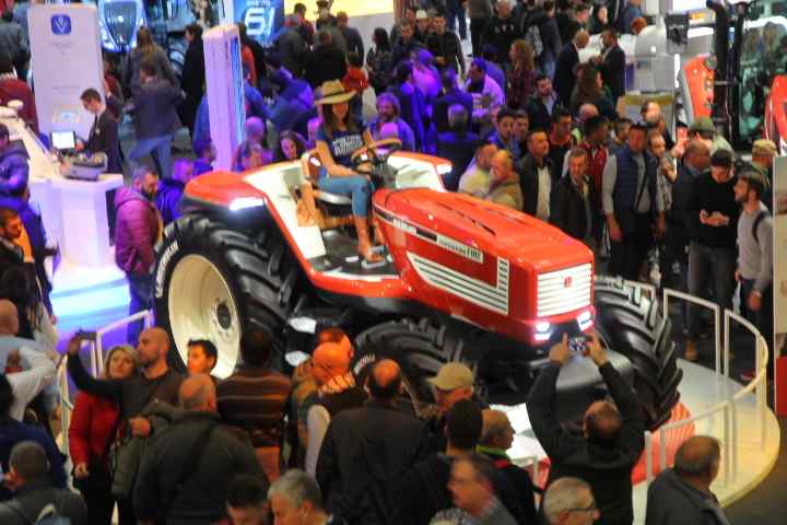 Koncepcyjny traktor Fiat Centenario z okazji 100 lecia produkcji ciągników.