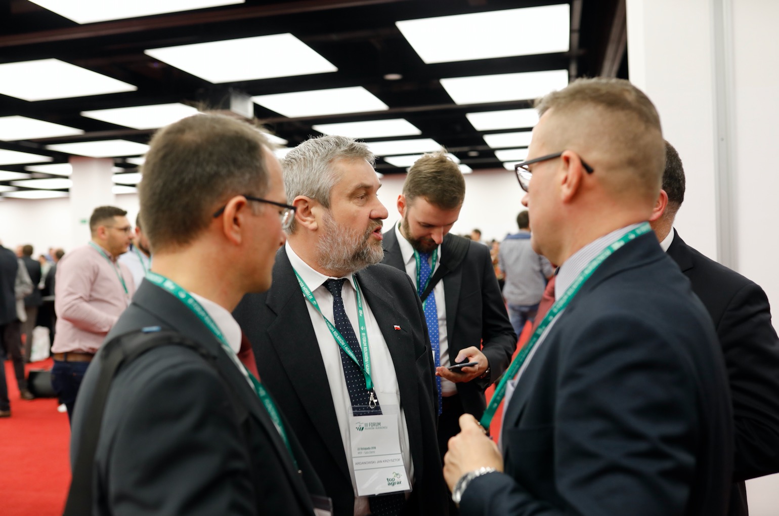 Minister rolnictwa Jan Krzysztof Ardanowski podczas rozmowy z rolnikami.