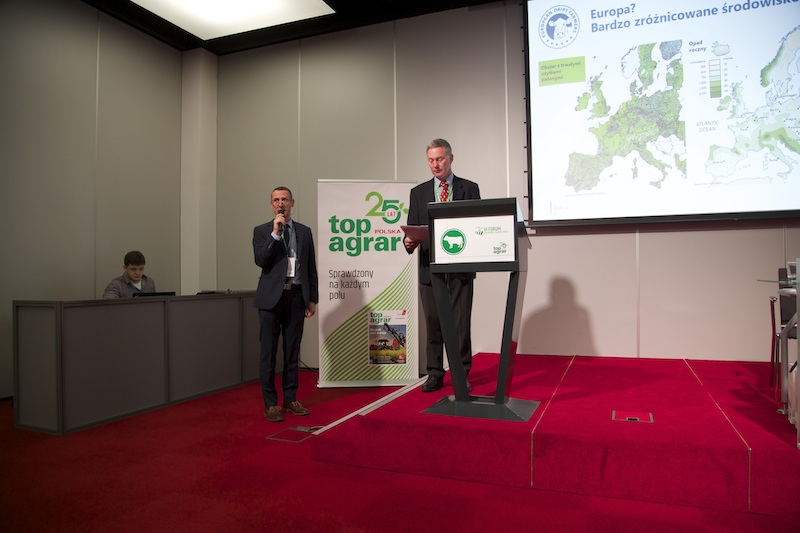 Słuchacze wystąpienia Neila Dysona, prezydenta European Dairy Farmers (EDF)