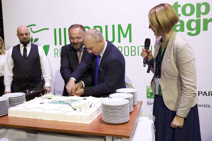 25 lat top agrar Polska: Redaktor naczelny Karol Bujoczek i prezes Polskiego Wydawnictwa Rolniczego dr Adam Koziolek zapraszają wszystkich gości do skosztowania jubileuszowego tortu.