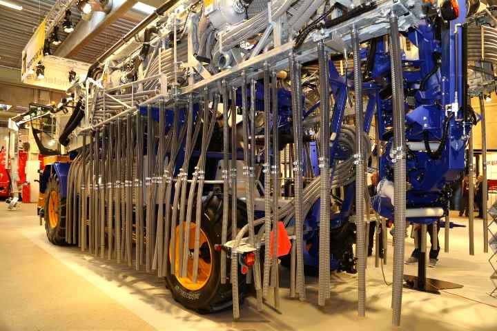 Agromek: Samojezdny dystrybutor gnojowicy dostarczanej za pomocą systemu wężowego
