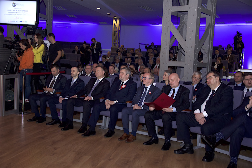 Uczestnicy uroczystości otwarcia wystawy.