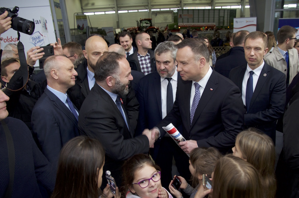 Andrzej Duda obejrzał najnowszy, grudniowy numer top agrar Polska i porozmawiał chwilę z redaktorem naczelnym Karolem Bujoczkiem i prezesem Polskiego Wydawnictwa Rolniczego doktorem Adamem Koziolkiem.
