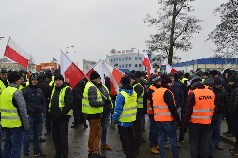Protest producentów trzody chlewnej pod zakładem Food Service, blokada S8