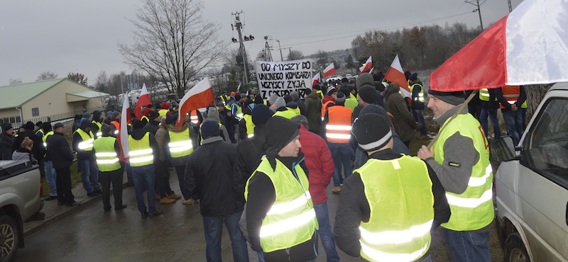 Protest producentów trzody chlewnej pod zakładem Food Service, blokada S8