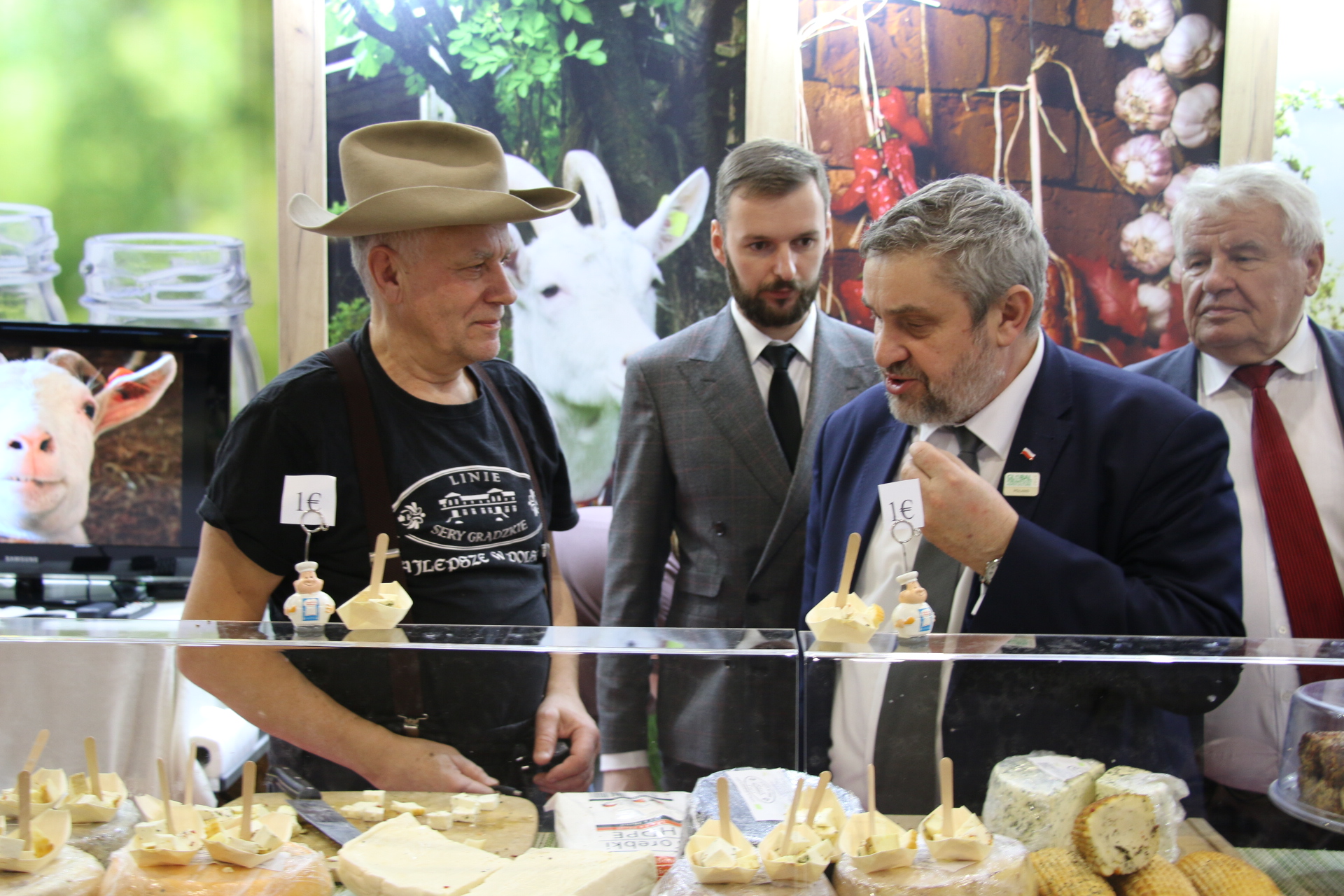 Minister rolnictwa Jan Krzysztof Ardanowski odwiedził polskie stoiska na targach Gruene Woche 2019 w Berlinie.