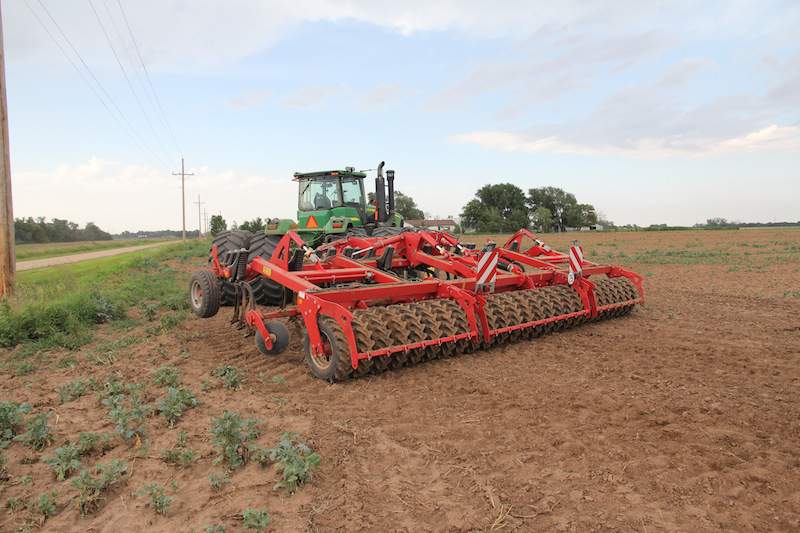 15.	Duże pola wymagają dużych maszyn – gdy w Dakocie kwitnie canola, w Kansas rolnicy już dawno są po żniwach – na zdjęciu uprawa ścierniska.