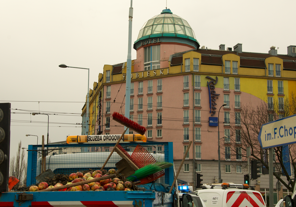 W Warszawie na pl. Zawiszy Agrounia zablokowała rondo, wysypując na drogę jabłka. Trwa sprzątanie spalonych opon, słomy i jabłek.