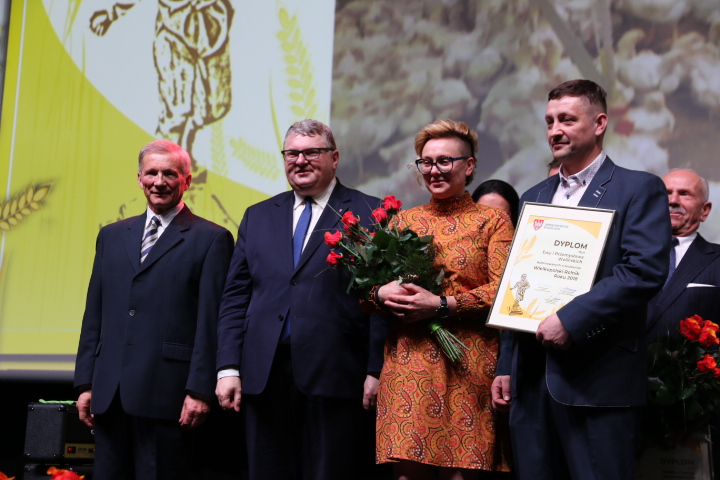 Od lewej: prof. dr hab. Mikołaj Knaflewski, wicemarszałek Krzysztof Grabowski i finaliści konkursu: Ewa i Przemysław Woliński.