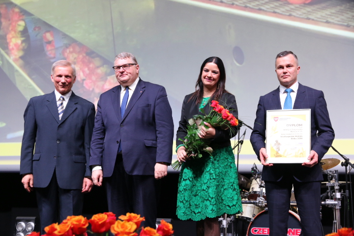 Od lewej: prof. dr hab. Mikołaj Knaflewski, wicemarszałek Krzysztof Grabowski i finaliści konkursu: Arleta i Zbigniew Nowacki.