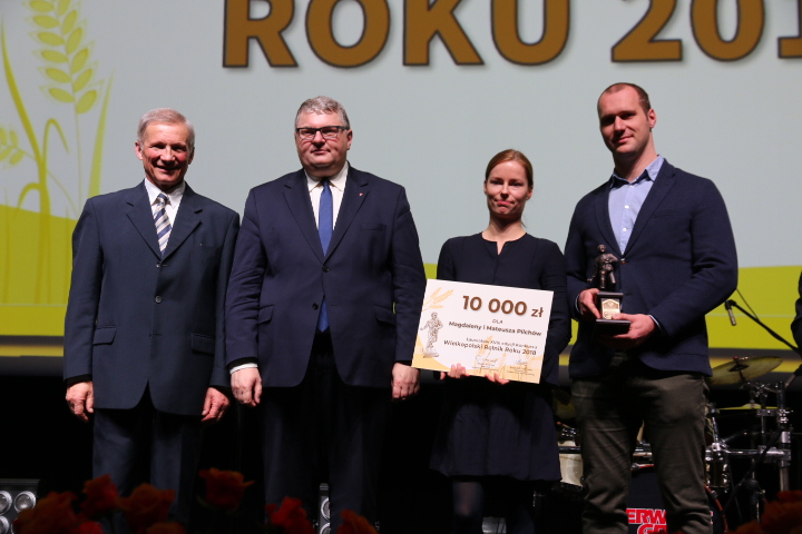Od lewej: prof. dr hab. Mikołaj Knaflewski, wicemarszałek Krzysztof Grabowski i laureaci konkursu: Magdalena i Mateusz Pilch.