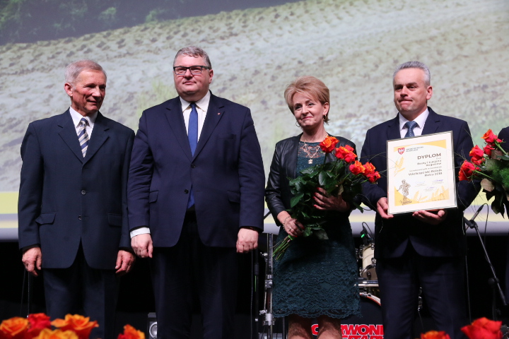 Od lewej: prof. dr hab. Mikołaj Knaflewski, wicemarszałek Krzysztof Grabowski i finaliści konkursu: Beata i Lucjan Rogaś.