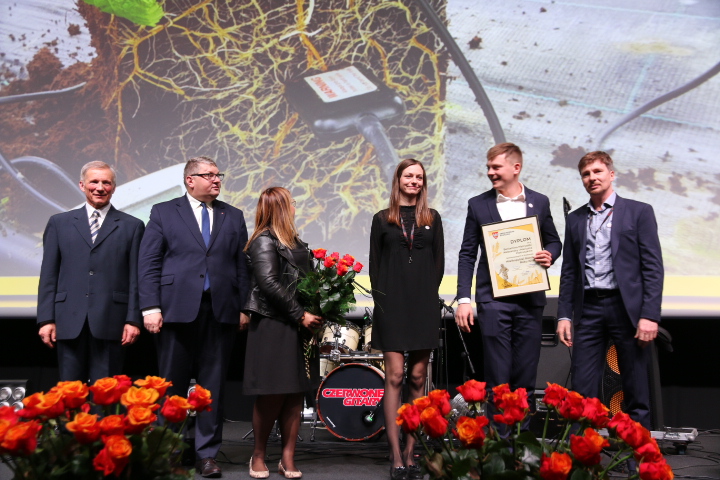 Od lewej: prof. dr hab. Mikołaj Knaflewski, wicemarszałek Krzysztof Grabowski i finaliści konkursu: Beniamin Pietruszka z Rodzicami Aleksandrą i Mariuszem Pietruszką
