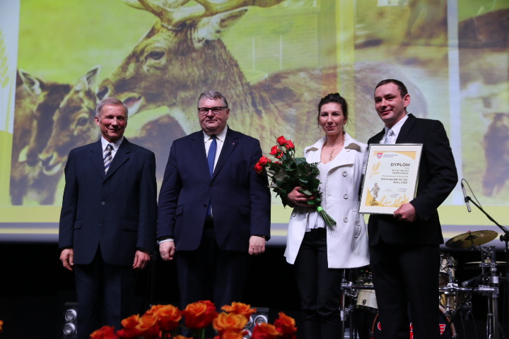 Od lewej: prof. dr hab. Mikołaj Knaflewski, wicemarszałek Krzysztof Grabowski i finaliści konkursu: Anna i Karol Hellmann.