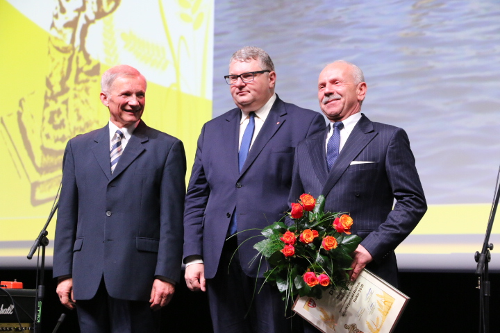 Od lewej: prof. dr hab. Mikołaj Knaflewski, wicemarszałek Krzysztof Grabowski i finalista konkursu: Lech Studniewski.