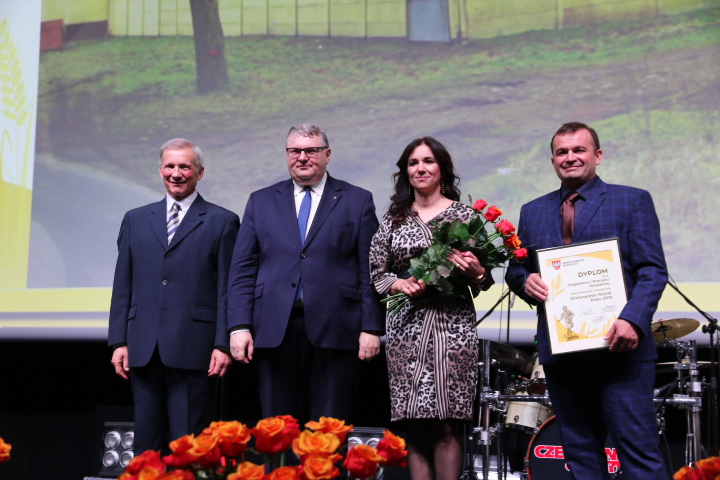 Od lewej: prof. dr hab. Mikołaj Knaflewski, wicemarszałek Krzysztof Grabowski i finaliści konkursu: Magdalena i Roman Nowak