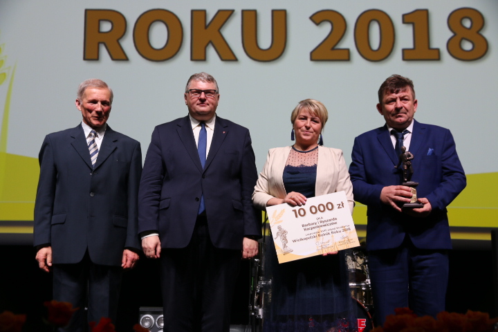 Od lewej: prof. dr hab. Mikołaj Knaflewski, wicemarszałek Krzysztof Grabowski i laureaci konkursu: Barbara i Ryszard Kacperkiewicz