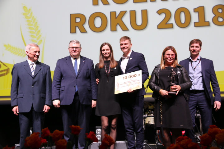 Od lewej: prof. dr hab. Mikołaj Knaflewski, wicemarszałek Krzysztof Grabowski i laureaci konkursu: Beniamin Pietruszka, Aleksandra i Mariusz Pietruszka.
