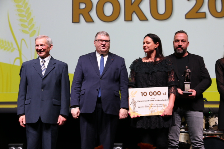 Od lewej: prof. dr hab. Mikołaj Knaflewski, wicemarszałek Krzysztof Grabowski i laureaci konkursu: Katarzyna i Paweł Walkowiak.
