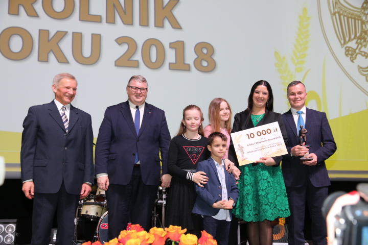 Od lewej: prof. dr hab. Mikołaj Knaflewski, wicemarszałek Krzysztof Grabowski i laureaci konkursu:Arleta i Zbigniew Nowacki.