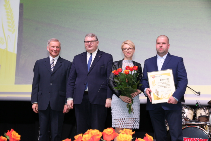 Od lewej: prof. dr hab. Mikołaj Knaflewski, wicemarszałek Krzysztof Grabowski i finaliści konkursu: Joanna i Wojciech Buchwald