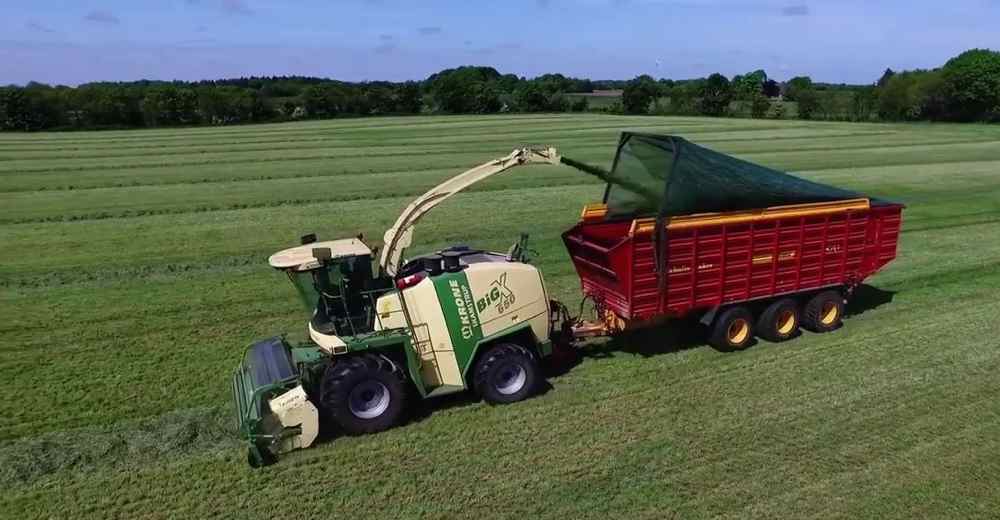 Zaczep ~Combi Hitch umożliwia szybka wymiane maszyn, np. podczas zbioru kukurydzy czy trawy.