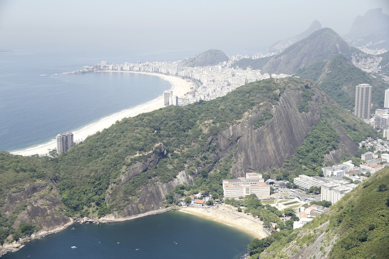 Widok na długą na 4 km plażę Copacabana.