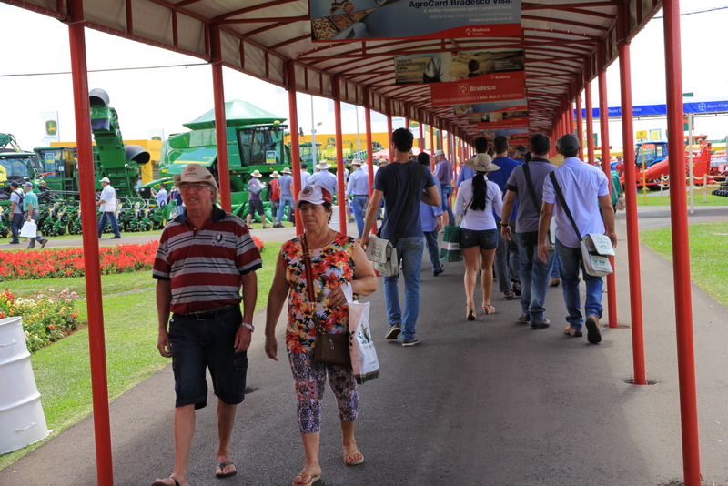 Jeszcze kilka motywów z targów Show Rural Coopavel w Cascavel z bardzo dobrze przygotowaną infrastrukturą (m.in. często dostępna schłodzona woda do picia, zadaszone ścieżki, czy wręcz zadaszone stoiska).