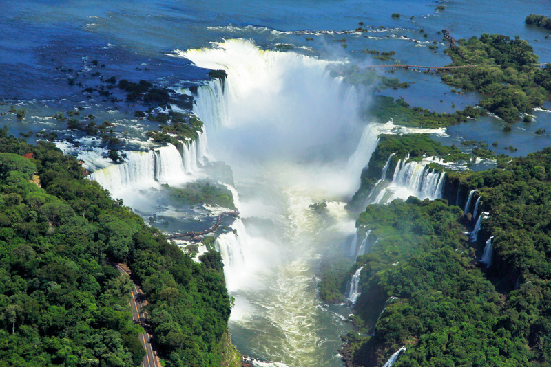 Wodospad Iguacu na granicy brazylijsko-argentyńskiej widziany z lotu ptaka.