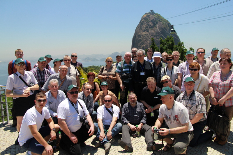Naszą podróż rozpoczęliśmy od zwiedzania Rio de Janeiro – grupa na tle Głowy Cukru.