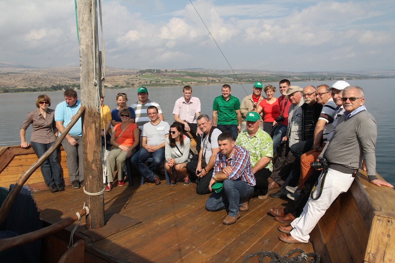 Repliką łodzi Św. Piotra płyniemy przez jezioro Galilejskie.