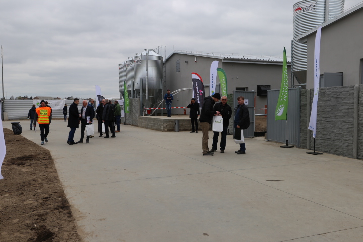 Kilkuset rolników z całej Polski wzięło udział w dzisiejszym otwarciu chlewni w Śląskowie.