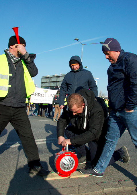 Protest AgroUnii w Warszawie. Manifestacja rozpoczęła się o 8.00 rano 3.04.2019 r. na pl. Zawiszy. O 10.00 zawyły syreny