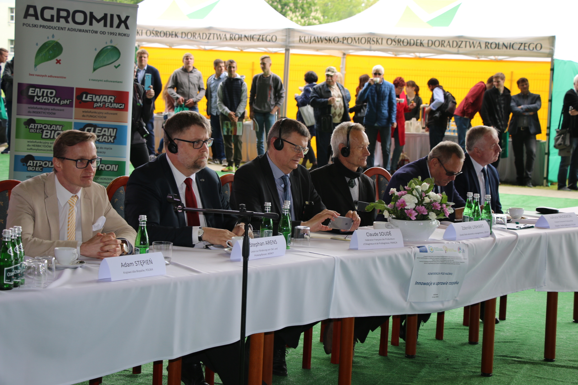 Uczestnicy miedzynarodowej debaty w Minikowie.