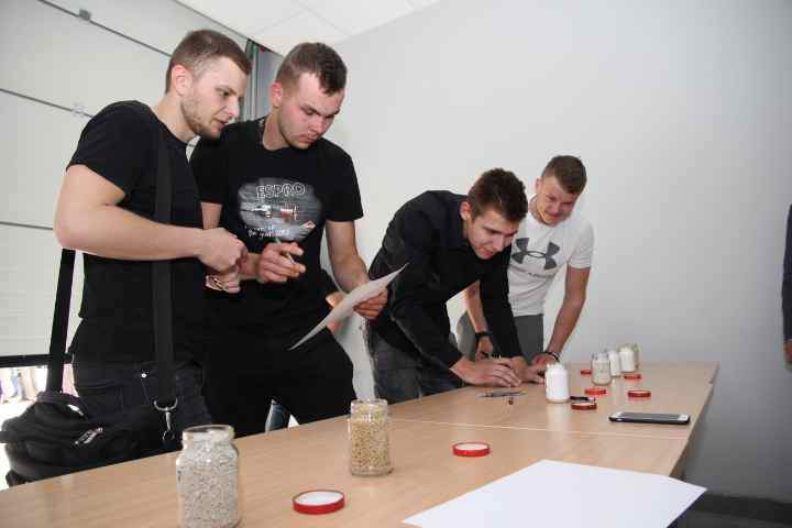 Studenci rywalizowali w konkursie. Jego częscią był test teoretyczny.