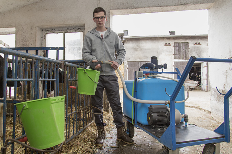 Mateusz Brambor wykonał mobilny sprzęt do podawania cielętom preparatów mlekozastępczych. Opis wynalazku w „top agrar Polska“ 2/2015.