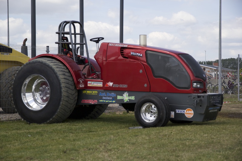Seryjnie produkowana Valtra przystosowana do zawodów w tractor pullingu.