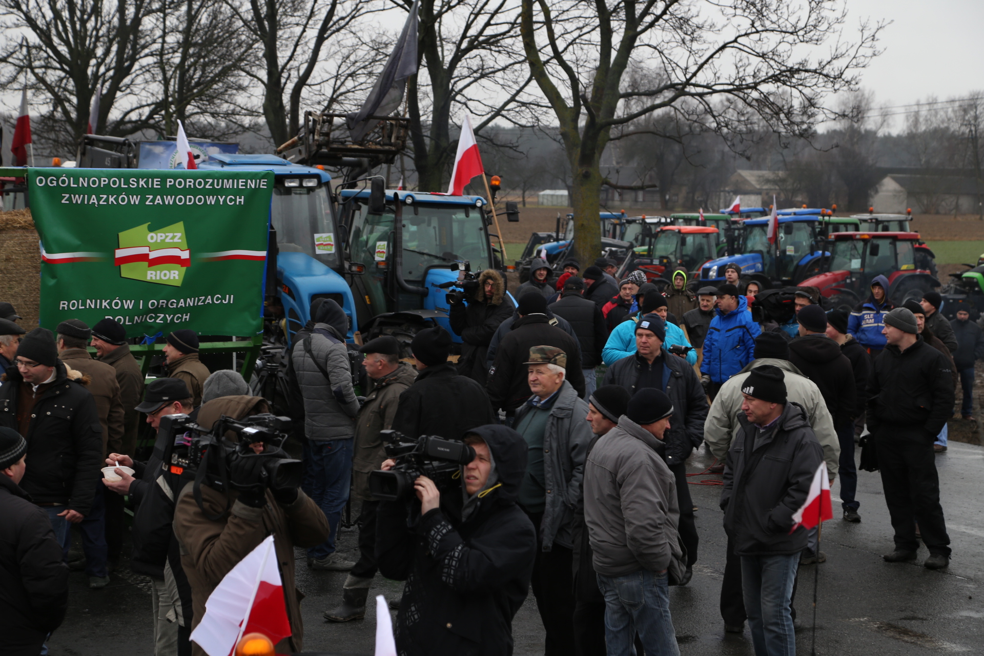 Przed wyjazdem do Warszawy największa grupa protestujących rolników zebrała się w Zdanach k. Siedlec.